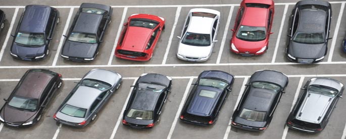 停車場監(jiān)控記錄小賊偷后視鏡全過程